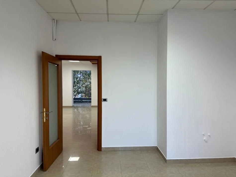 Tirane, jepet me qera zyre Kati 2, 100 m² 1.000 € 