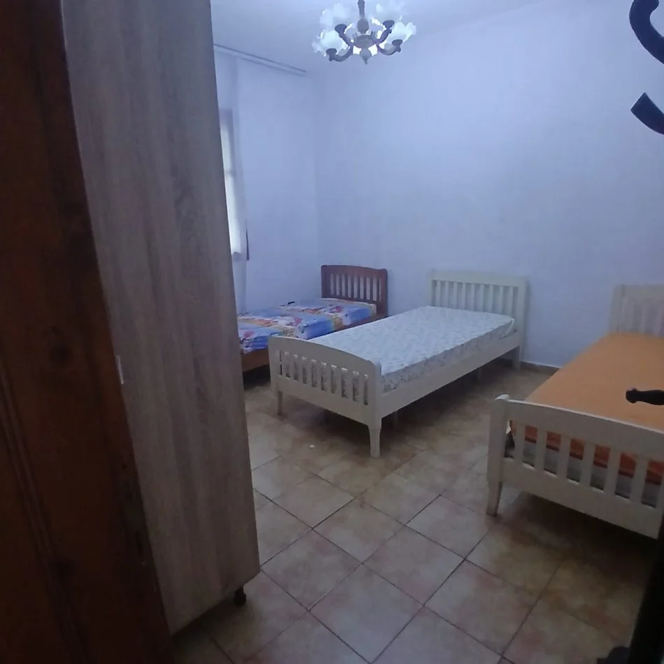 Tirane, jepet me qera apartament 1+1 Kati 1, 70 m² 400 € (Tek Bulevardi I Ri)