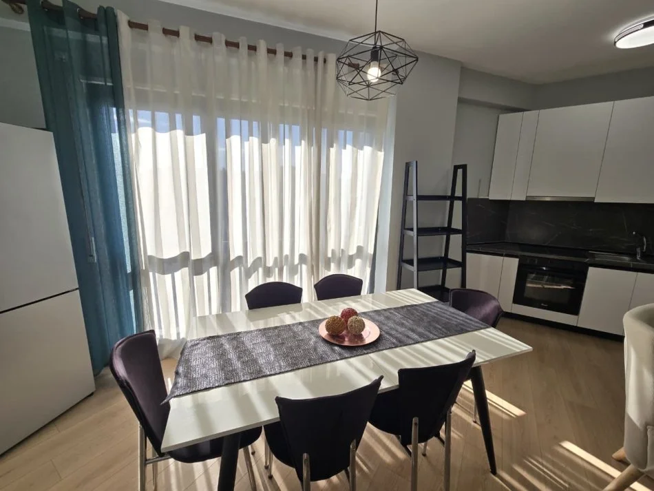 Tirane, jepet me qera apartament 2+1+Ballkon Kati 4, 100 m² 600 € (Unaza e Re)
