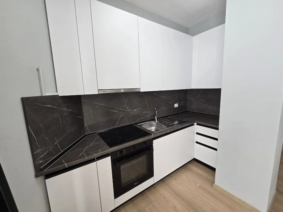 Tirane, jepet me qera apartament 2+1+Ballkon Kati 4, 100 m² 600 € (Unaza e Re)
