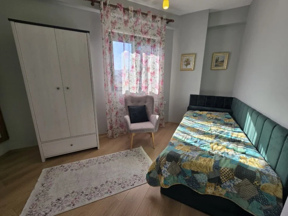 Tirane, jepet me qera apartament 2+1+Ballkon Kati 4, 100 m² 600 € (Unaza e Re)