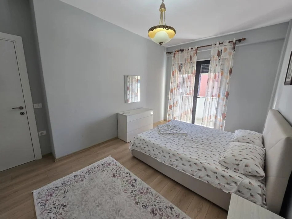 Tirane, jepet me qera apartament 2+1+Ballkon Kati 4, 100 m² 600 € (Unaza e Re)