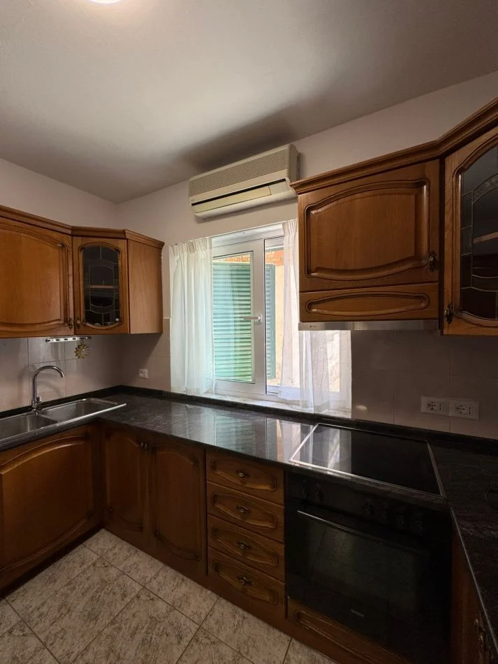 Tirane, jepet me qera apartament 2+1+Ballkon Kati 1, 90 m² 550 € (Qender)