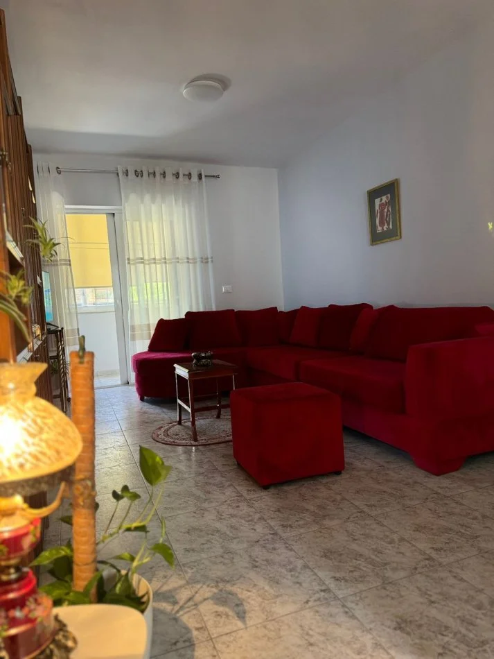 Tirane, jepet me qera apartament 2+1+Ballkon Kati 1, 90 m² 550 € (Qender)