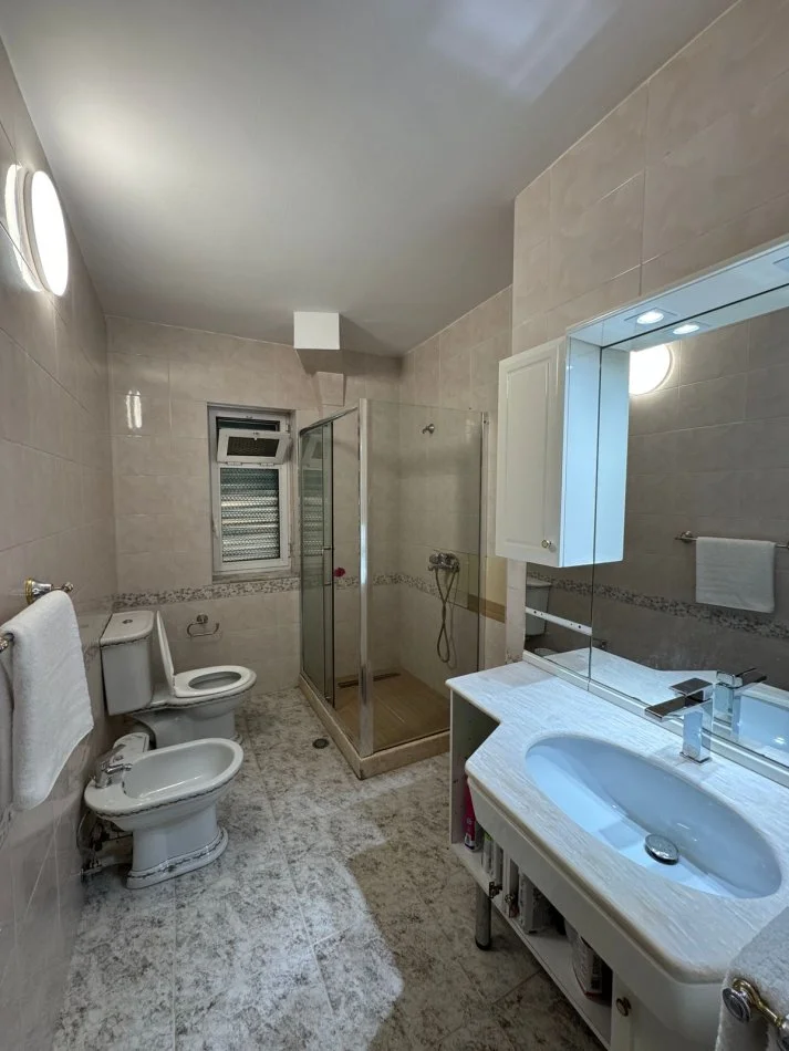 Tirane, jepet me qera apartament 2+1+Ballkon Kati 1, 90 m² 550 € (Qender)