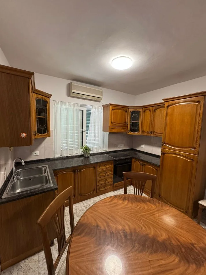 Tirane, jepet me qera apartament 2+1+Ballkon Kati 1, 90 m² 550 € (Qender)