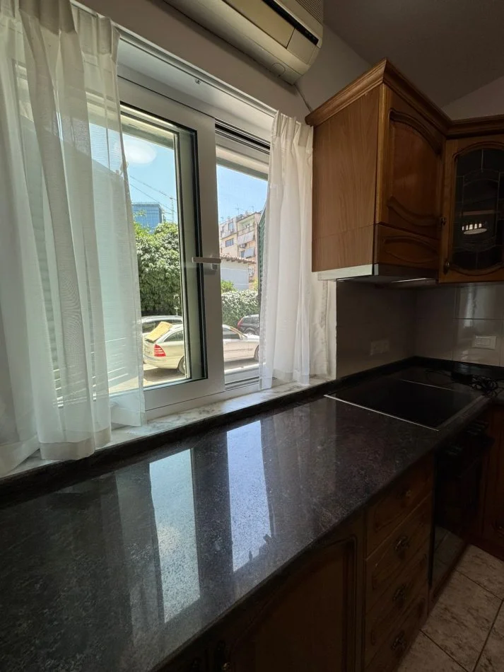 Tirane, jepet me qera apartament 2+1+Ballkon Kati 1, 90 m² 550 € (Qender)