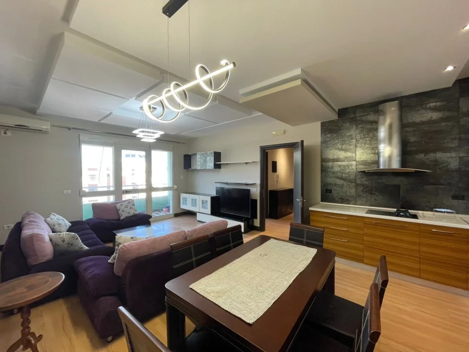 Tirane, shitet apartament 2+1+Ballkon , 105 m² 157.000 € (Astir)