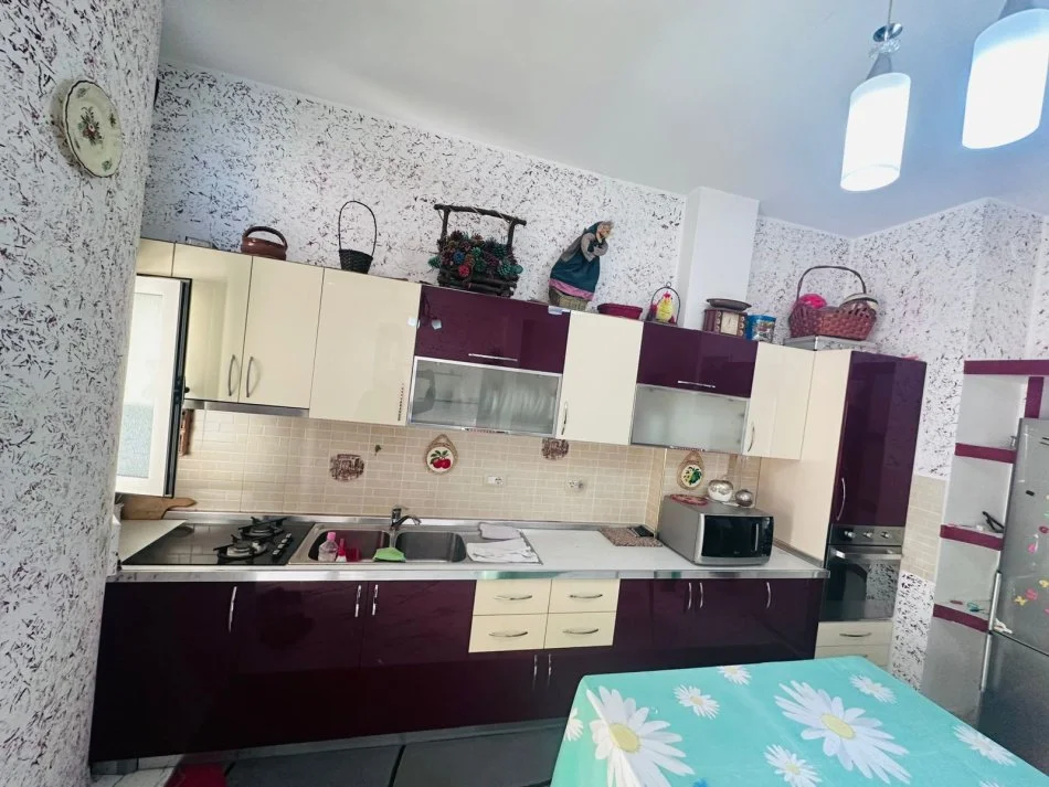 Tirane, jepet me qera apartament 1+1+Ballkon Kati 3, 70 m² 450 € (5 maji)