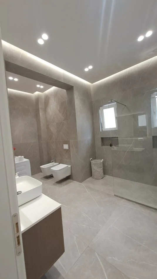 Tirane, jepet me qera apartament 3+1+Ballkon Kati 2, 145 m² 1.500 € (Kopshti botanik)