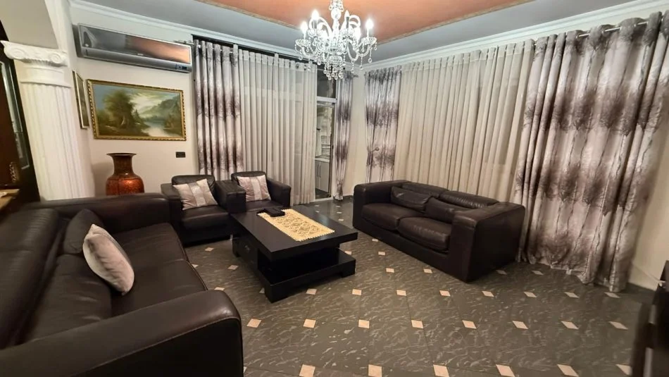 Tirane, jepet me qera apartament 3+1+Ballkon Kati 4, 120 m² 750 € (Komuna e Parisit)