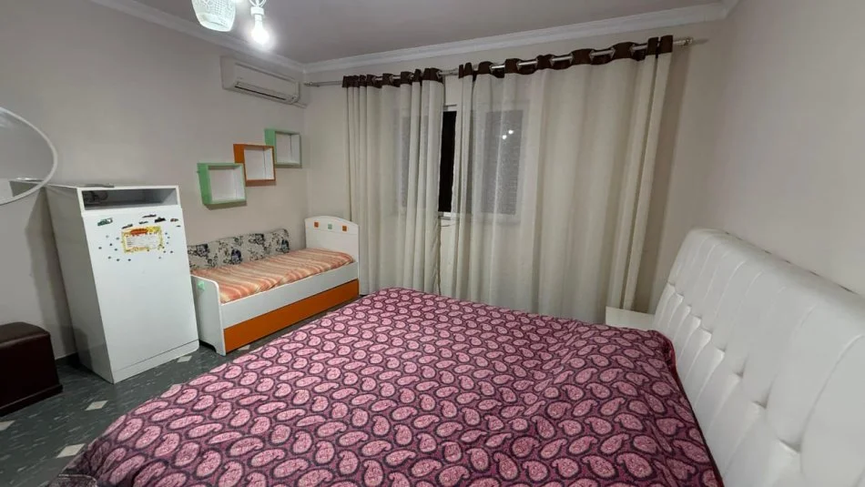 Tirane, jepet me qera apartament 3+1+Ballkon Kati 4, 120 m² 750 € (Komuna e Parisit)