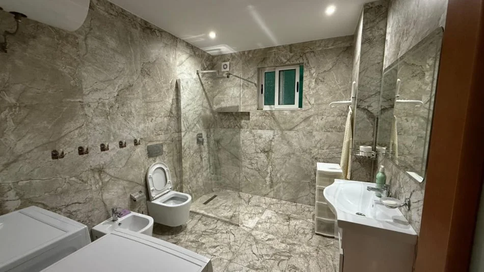 Tirane, jepet me qera apartament 3+1+Ballkon Kati 4, 120 m² 750 € (Komuna e Parisit)