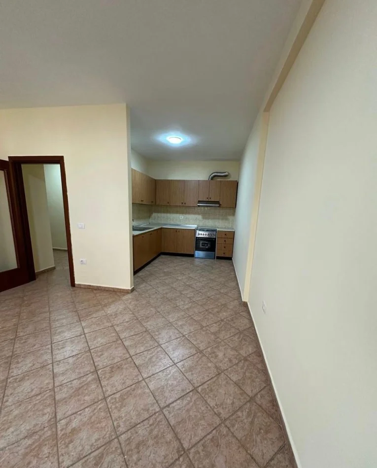Tirane, jepet me qera apartament 2+1+Ballkon Kati 4, 118 m² 700 € (Komuna e Parist)