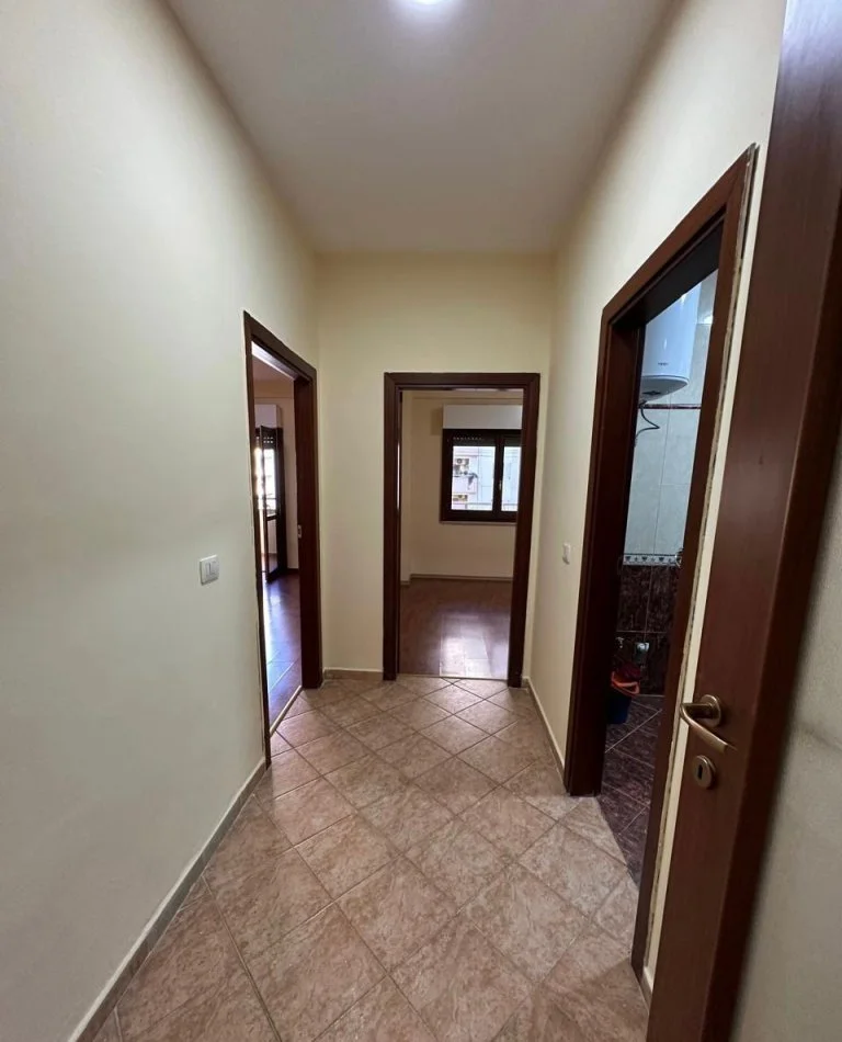 Tirane, jepet me qera apartament 2+1+Ballkon Kati 4, 118 m² 700 € (Komuna e Parist)