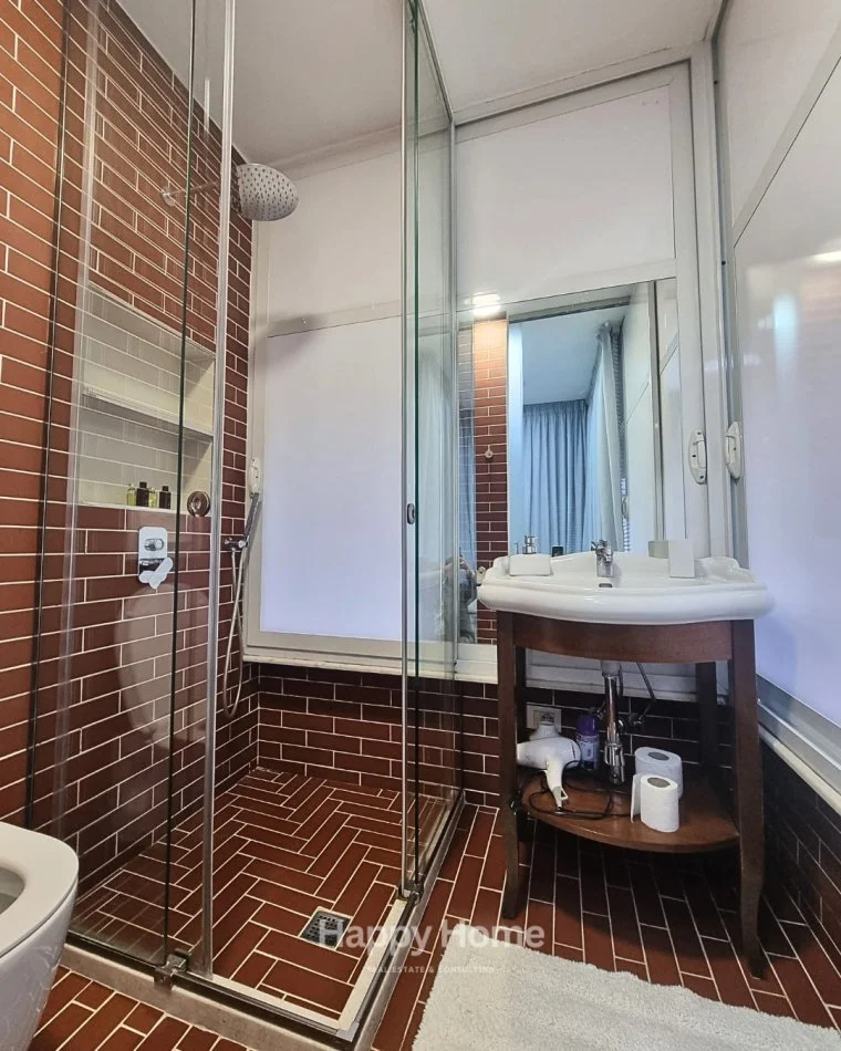 Tirane, shitet apartament Kati 1, 