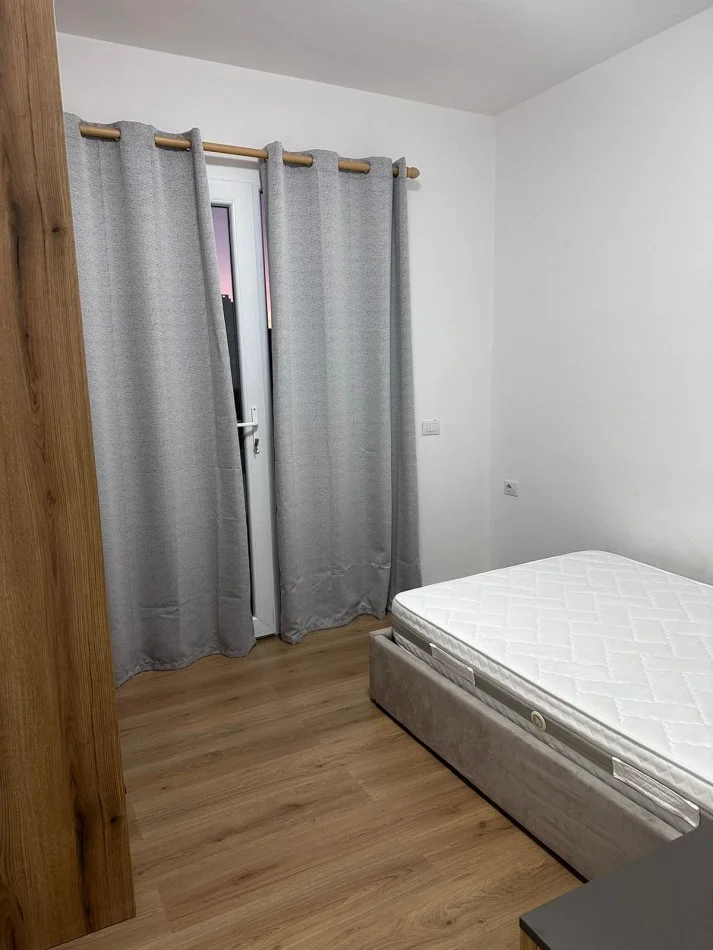 Tirane, jepet me qera apartament 3+1+Ballkon Kati 9, 700 € 
