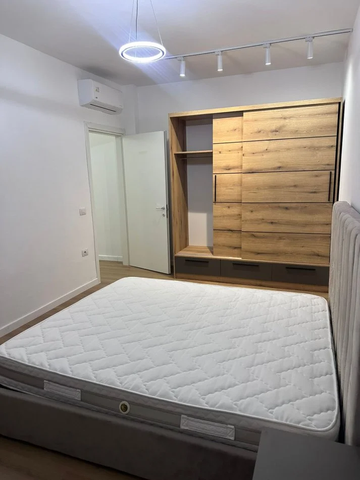 Tirane, jepet me qera apartament 3+1+Ballkon Kati 9, 700 € 