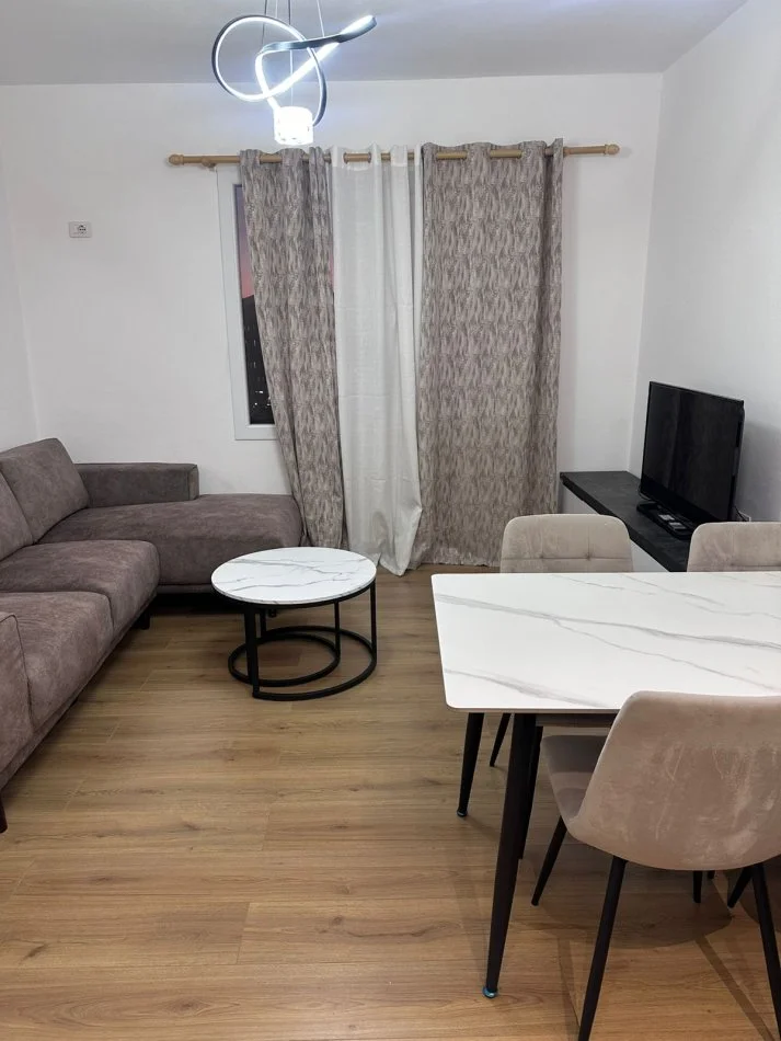 Tirane, jepet me qera apartament 3+1+Ballkon Kati 9, 700 € 