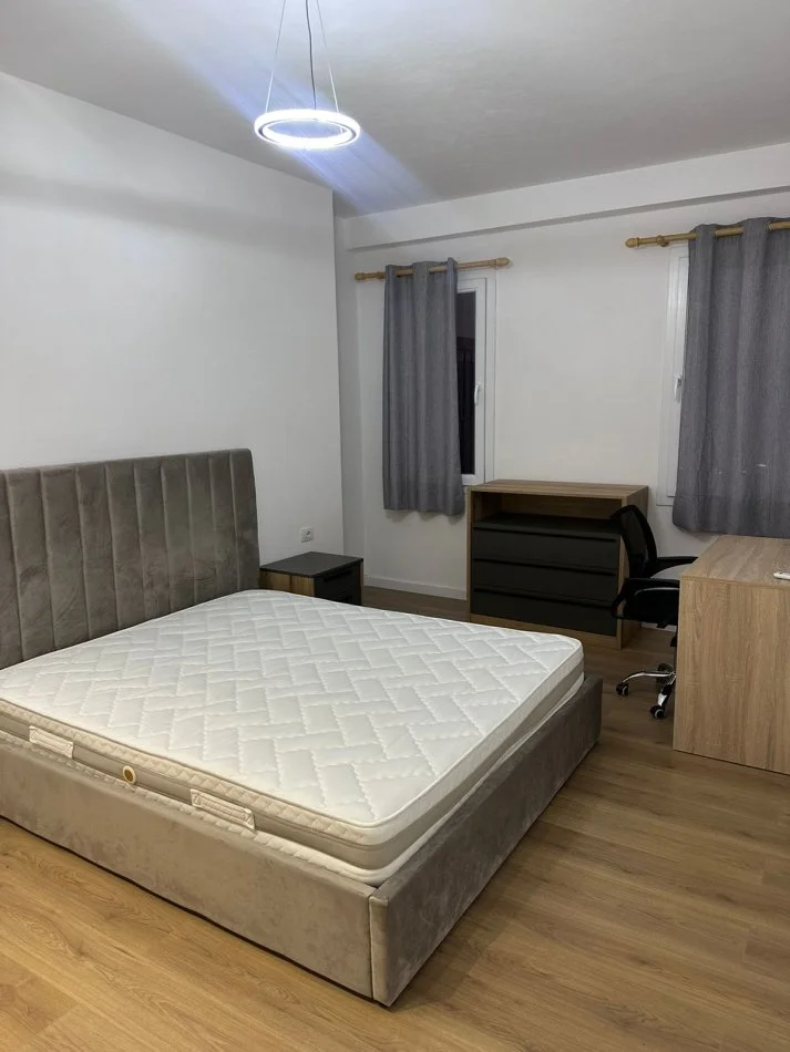 Tirane, jepet me qera apartament 3+1+Ballkon Kati 9, 700 € 