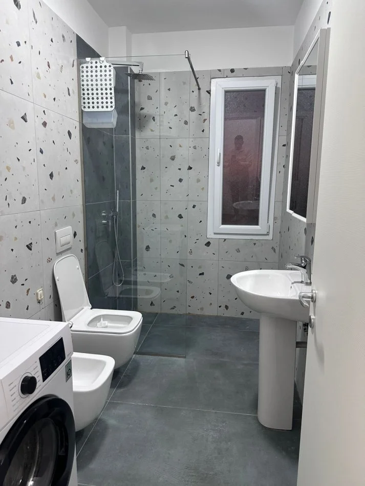 Tirane, jepet me qera apartament 3+1+Ballkon Kati 9, 700 € 