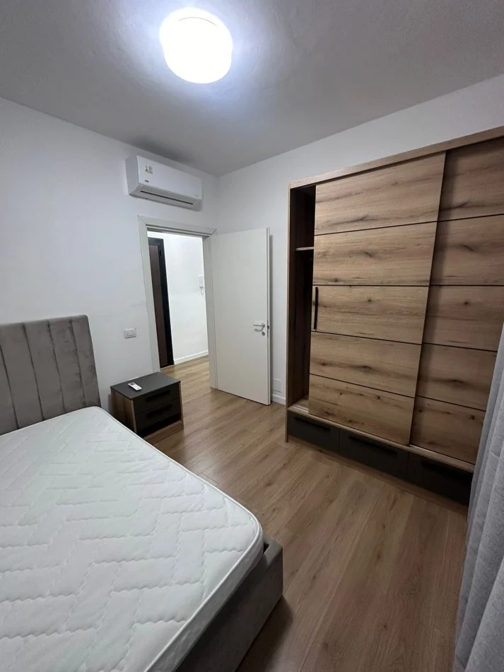 Tirane, jepet me qera apartament 3+1+Ballkon Kati 9, 700 € 