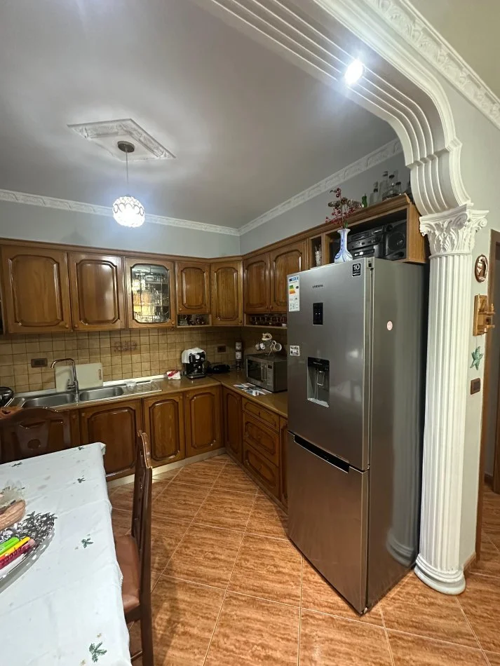 Tirane, jepet me qera apartament 2+1 Kati 4, 80 m² (Perball Gjykates Administrative, Laprak)