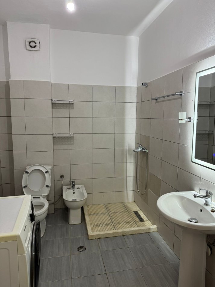 Tirane, jepet me qera apartament 2+1+Aneks+Ballkon Kati 2, 93 m² 460 € (Bulevardi Migjeni)