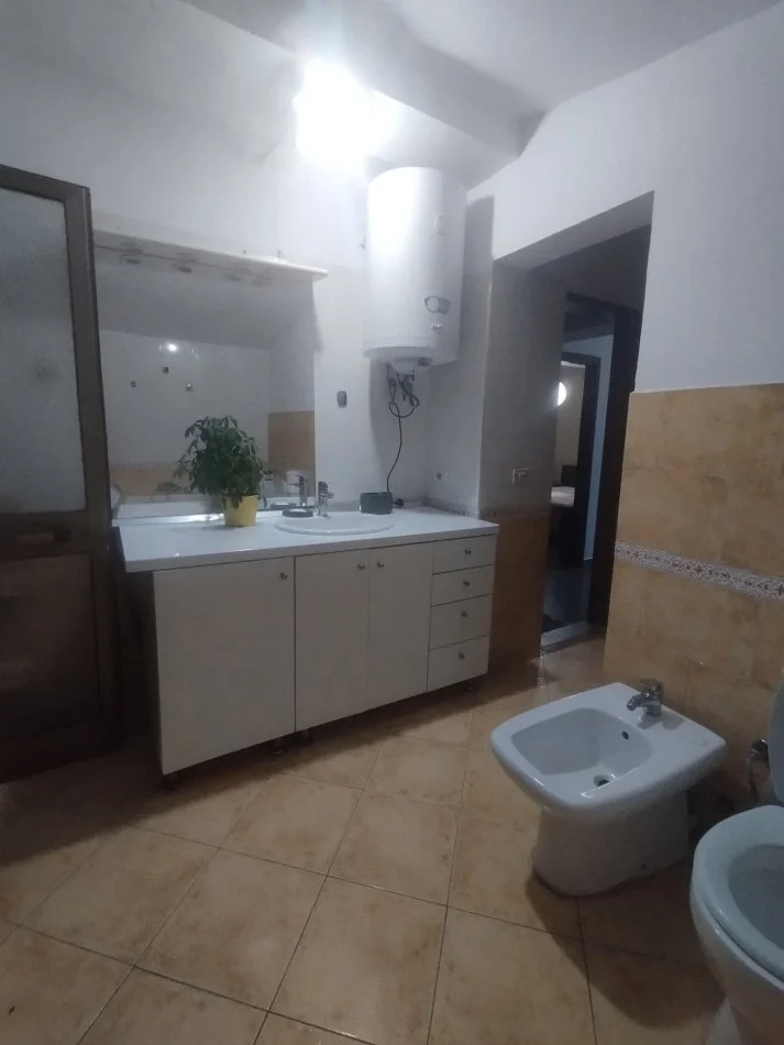 Tirane, jepet me qera apartament 2+1 Kati 4, 100 m² 450 € 