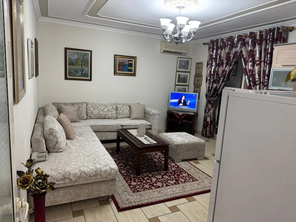 Tirane, jepet me qera apartament 1+1+Ballkon Kati 4, 78 m² 400 € (Te ish Restorant Durresi , prane Siri Kodra)