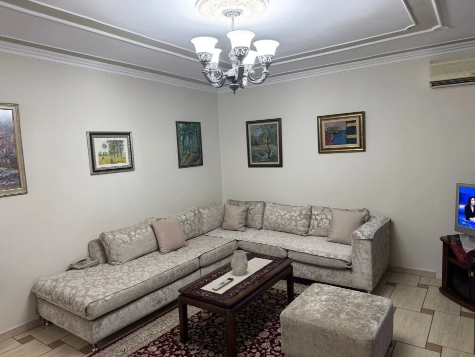 Tirane, jepet me qera apartament 1+1+Ballkon Kati 4, 78 m² 400 € (Te ish Restorant Durresi , prane Siri Kodra)