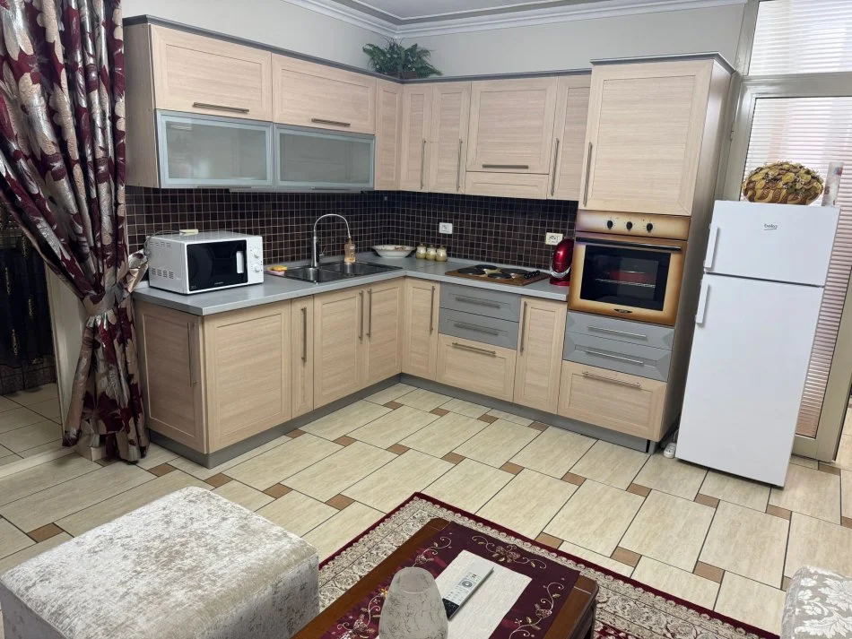 Tirane, jepet me qera apartament 1+1+Ballkon Kati 4, 78 m² 400 € (Te ish Restorant Durresi , prane Siri Kodra)