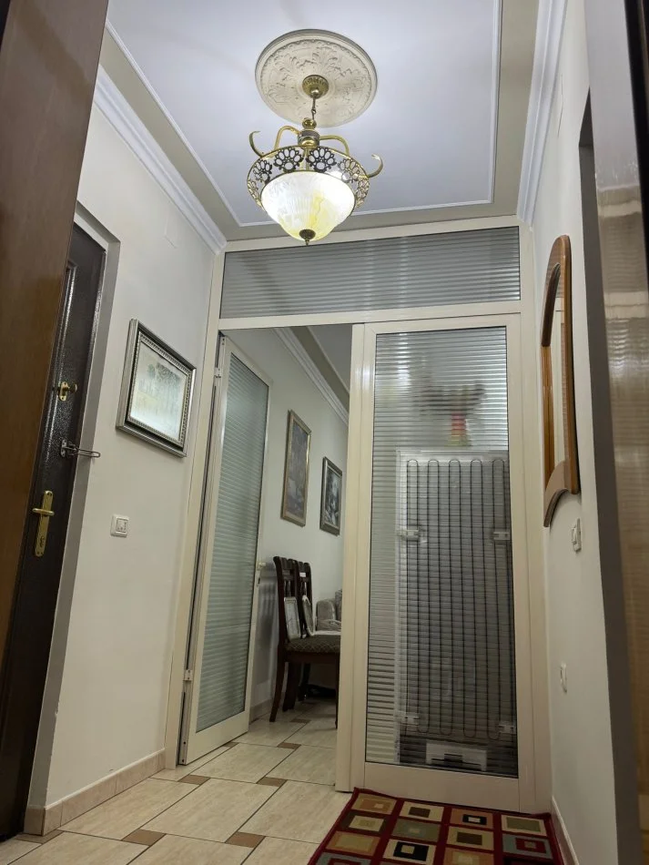 Tirane, jepet me qera apartament 1+1+Ballkon Kati 4, 78 m² 400 € (Te ish Restorant Durresi , prane Siri Kodra)