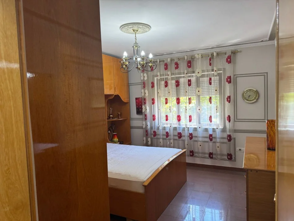 Tirane, jepet me qera apartament 1+1+Ballkon Kati 4, 78 m² 400 € (Te ish Restorant Durresi , prane Siri Kodra)