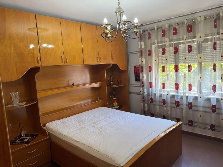 Tirane, jepet me qera apartament 1+1+Ballkon Kati 4, 78 m² 400 € (Te ish Restorant Durresi , prane Siri Kodra)