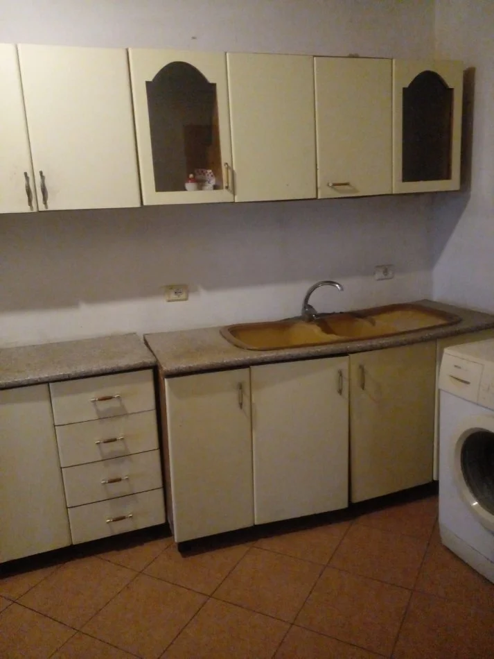 Tirane, jepet me qera apartament 2+1+Aneks+Ballkon Kati 4, 75 m² 300 € (Jordan Misja)