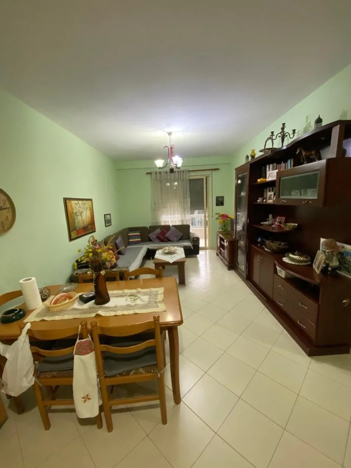 Tirane, jepet me qera apartament 1+1 Kati 2, 70 m² 400 €