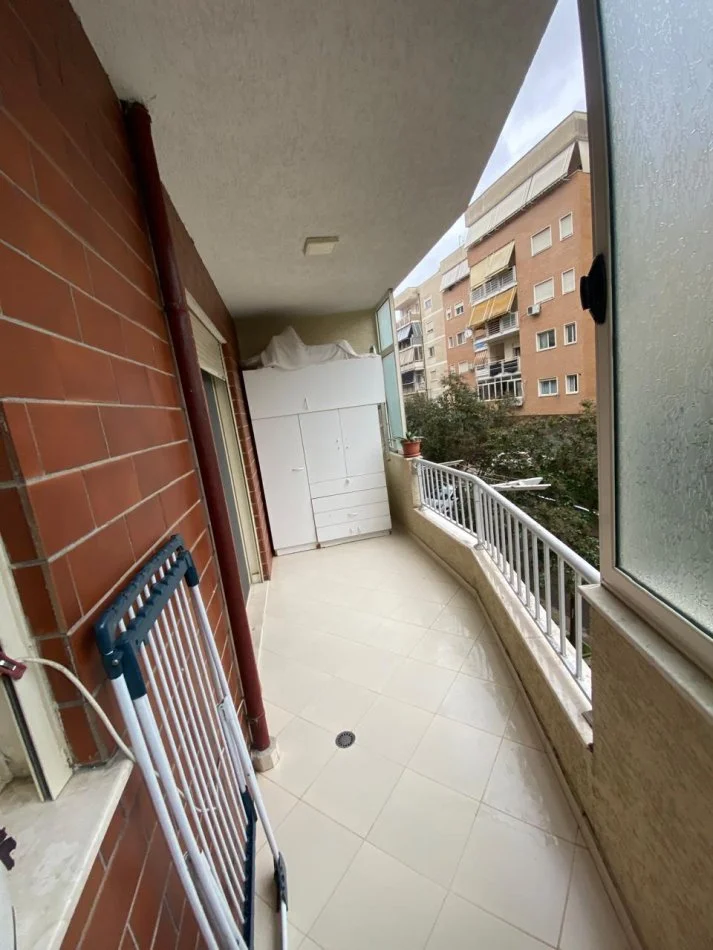 Tirane, jepet me qera apartament 1+1 Kati 2, 70 m² 400 €