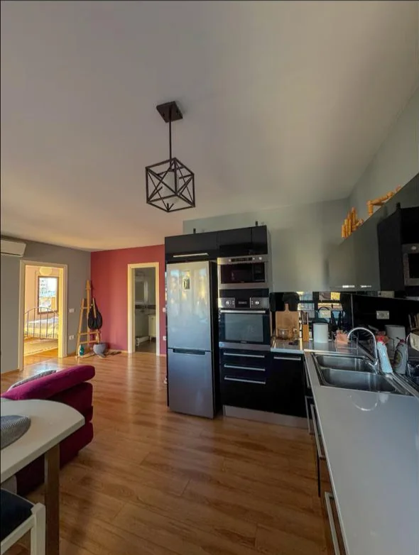 Tirane, jepet me qera apartament 2+1+Ballkon Kati 6, 90 m² 850 € (Mine peza)