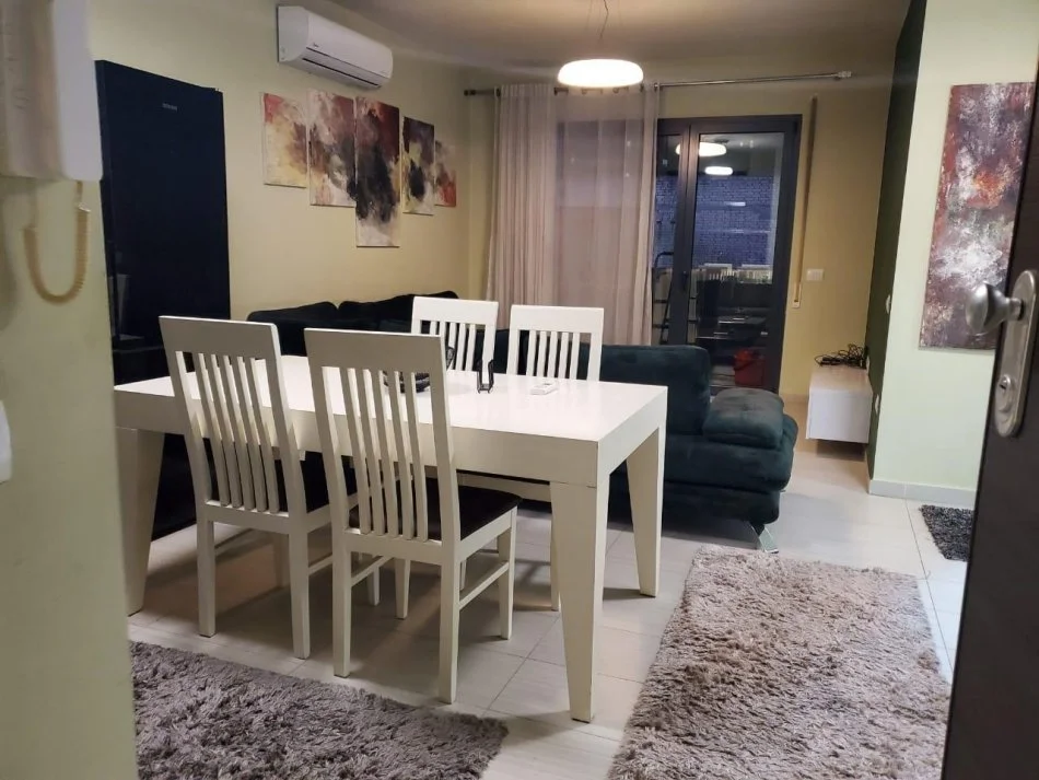 Tirane, jepet me qera apartament 2+1+Ballkon Kati 4, 900 € (Rruga Gjik Kuqali)
