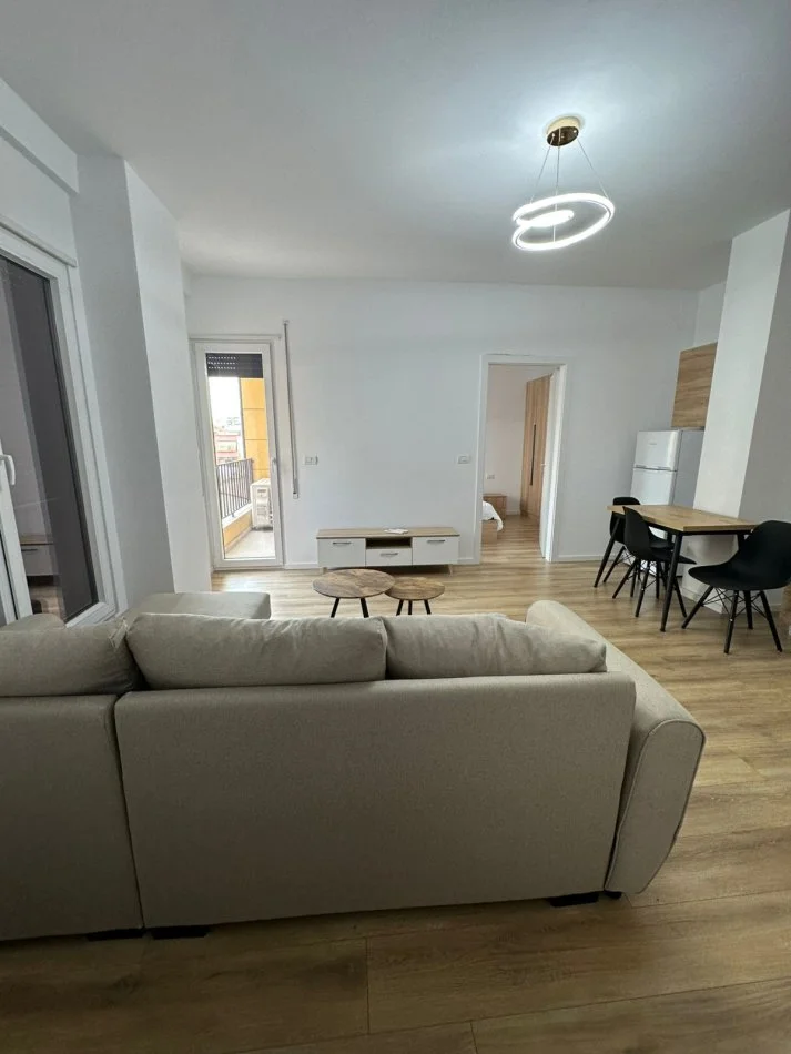 Tirane, jepet me qera apartament 1+1+Ballkon Kati 3, 65 m² 600 € (Rruga Qemal Stafa)