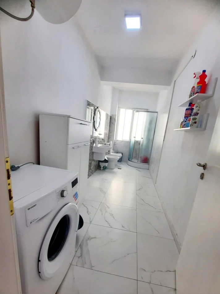 Tirane, jepet me qera apartament 2+1+Aneks+Ballkon Kati 5, 900 € 