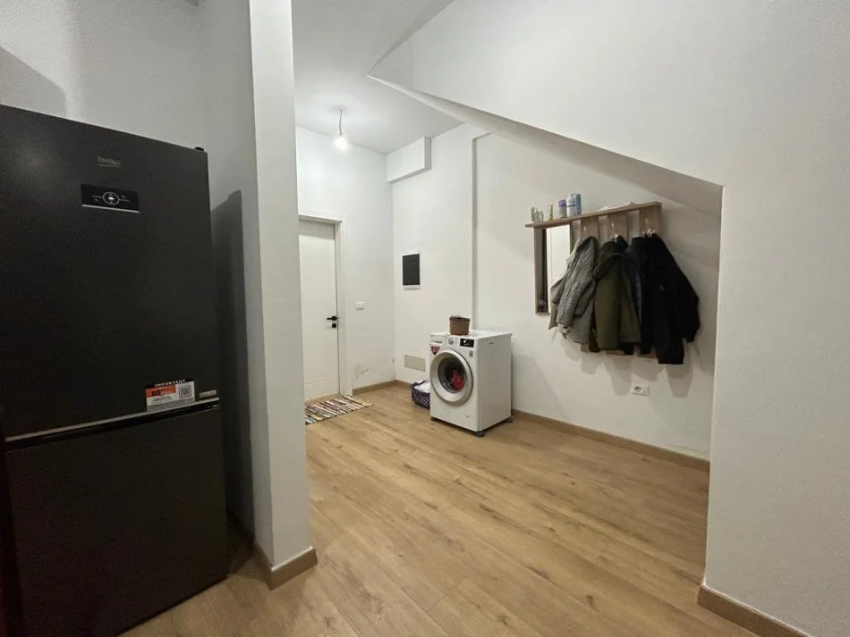 Tirane, jepet me qera Vile 1+1+Ballkon Kati 1, 80 m² 500 € (Rruga Kodra Derhemit perballe me restorant Nari)