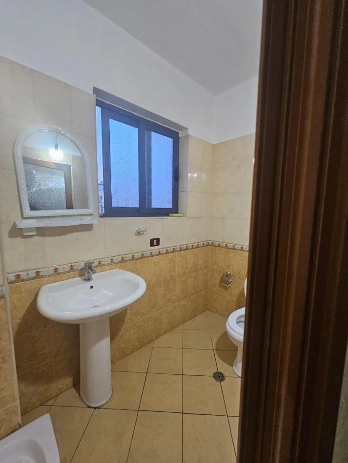 Tirane, jepet me qera apartament 2+1 Kati 4, 104 m² 500 € (astir)
