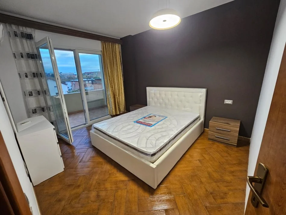 Shqiperi, jepet me qera apartament 3+1+Ballkon Kati 3, 126 m² 750 € (NLaprake, tek Kupola)