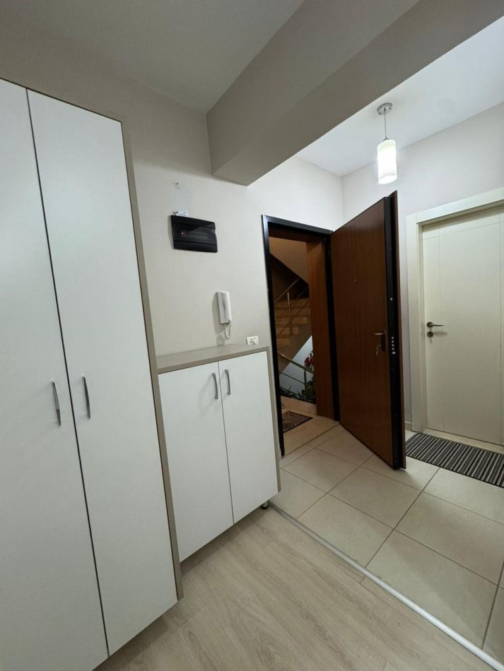 Tirane, jepet me qera 2+1+Aneks+Ballkon Kati 3, 93 m² 610 € (Rruga Ferit Xhajko pranë Tirana Bank)