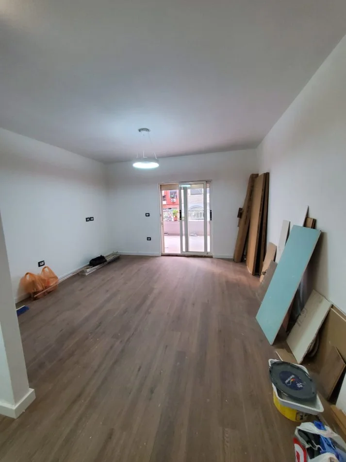 Shqiperi, shes apartament 1+1+Ballkon Kati 2, 59 m² +18M2 VERANDE 179 € (skender luarasi)
