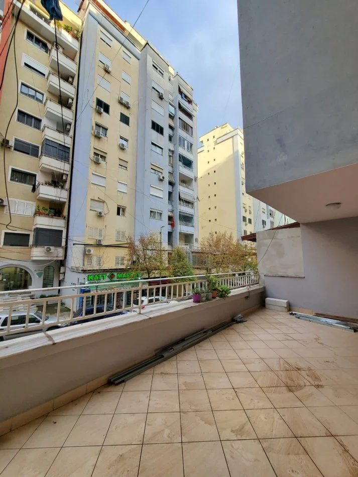 Shqiperi, shes apartament 1+1+Ballkon Kati 2, 59 m² +18M2 VERANDE 179 € (skender luarasi)