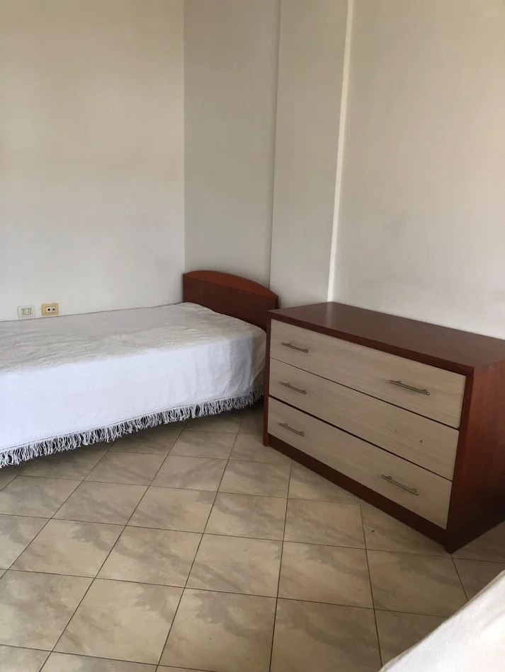 Tirane, jepet me qera apartament 2+1+Ballkon Kati 5, 115 m² 500 € (Rruga Rrapo Hekali, Prane Fondacionit Eleonor, Tirane.)