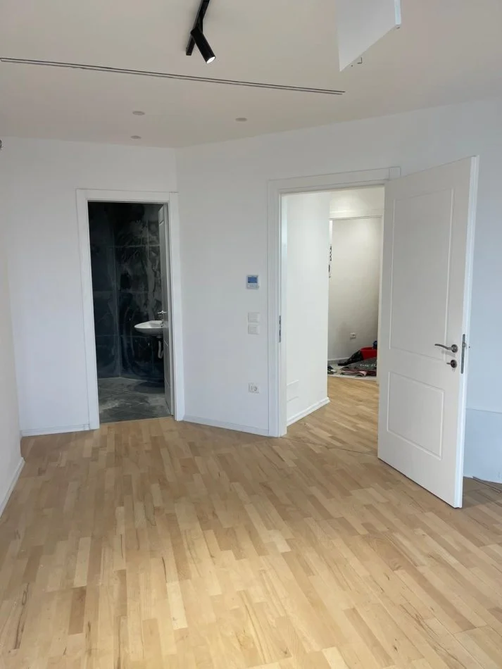 Tirane, 2+1verande, 130m2+19 verande  447.900 € (Rruga Kosovareve)